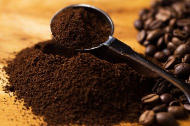 metal kaşık ve kahve