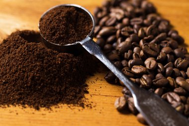 metal kaşık ve kahve