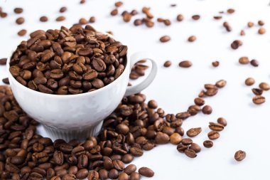 kahve çekirdekleri ve bardak