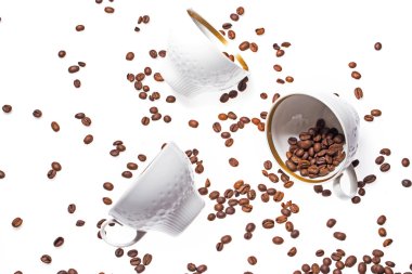 düşen Kahve kupaları ve fasulye