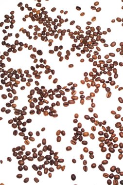 Beyaz arka plan üzerinde kahve çekirdekleri