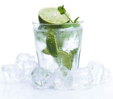 taze limon ve nane ile içki