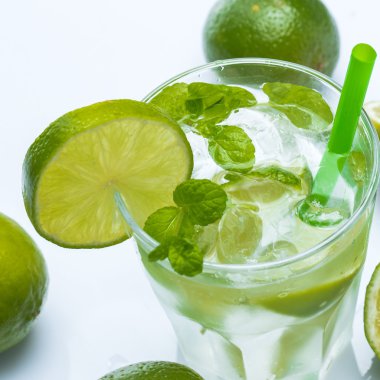 taze limon ve nane ile içki