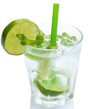 taze limon ve nane ile içki