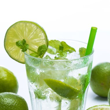 taze limon ve nane ile içki