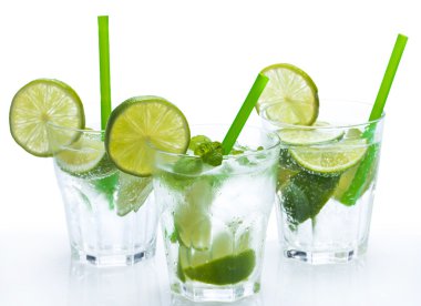 taze limon ve nane ile içki