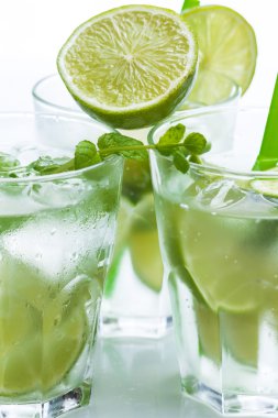 taze limon ve nane ile içki