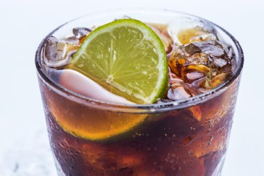 taze kokteyl cola içecek ve limon ile