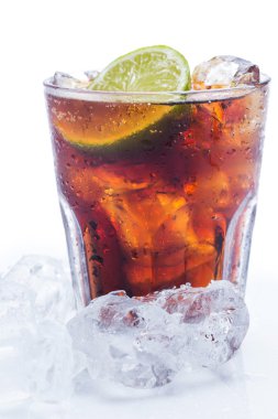 taze kokteyl cola içecek ve limon ile