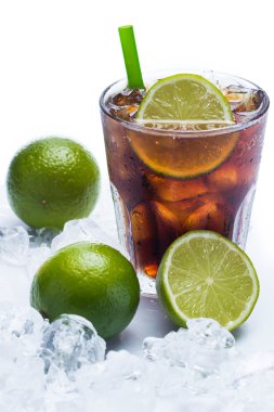taze kokteyl cola içecek ve limon ile
