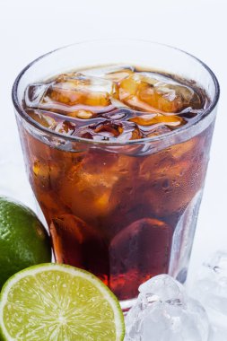 taze kokteyl cola içecek ve limon ile