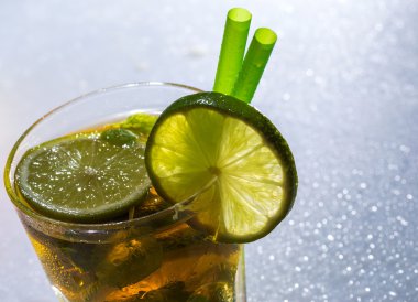 Kireç ile taze buz çay