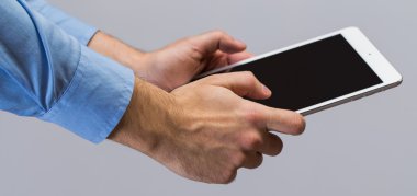 elinde beyaz tablet pc