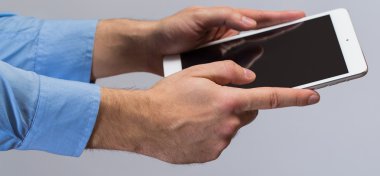 elinde beyaz tablet pc