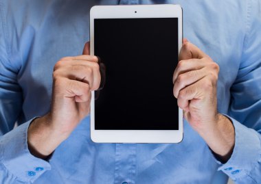 Beyaz tablet pc tutan mavi tişörtlü adam