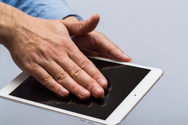 elinde beyaz tablet pc