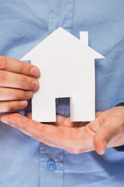 Kağıt ev onun elinde tutan adam