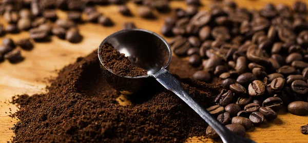 Metalllöffel und Kaffee — Stockfoto