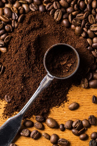 Metalllöffel und Kaffee — Stockfoto