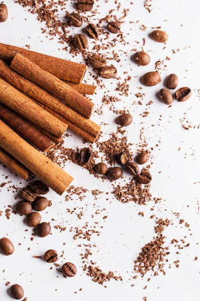 Palitos de canela, grãos de café e partículas de chocolate — Fotografia de Stock