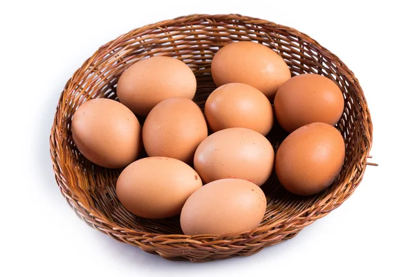 Bruin eieren in een mand — Stockfoto