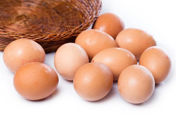 Коричневі яйця в кошик — стокове фото