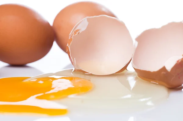 Cracked egg — Stock Photo, Image