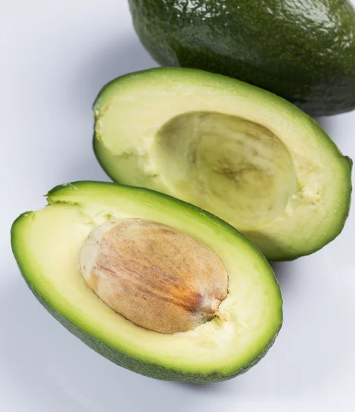 Свіжий зелений авокадо — стокове фото