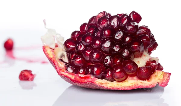 Färskt granatäpple — Stockfoto