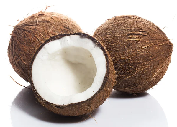 Noci di cocco su sfondo bianco — Foto Stock