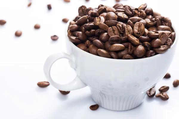 Kahve çekirdekleri ve bardak — Stok fotoğraf