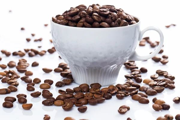 Granos de café y tazas — Foto de Stock