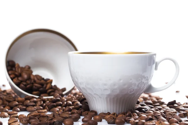 Granos de café y tazas — Foto de Stock