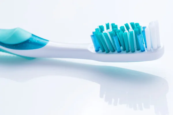 Brosse à dents sur surface blanche — Photo