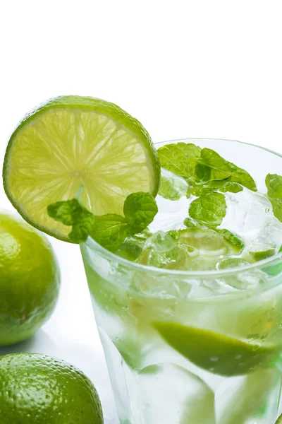 Bebida fresca com limão e hortelã — Fotografia de Stock