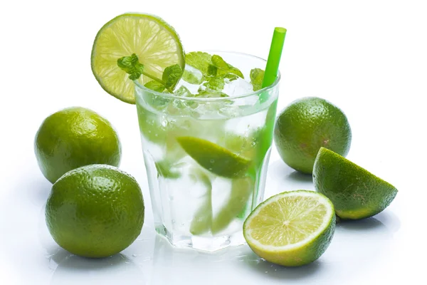 Fräsch drink med lime och mynta — Stockfoto