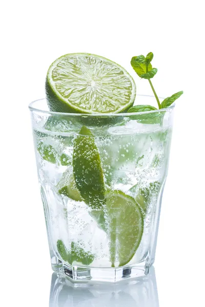 Fräsch drink med lime och mynta — Stockfoto