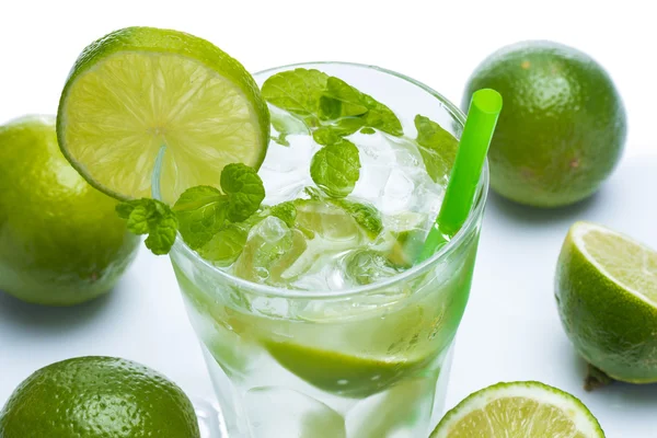 Bebida fresca com limão e hortelã — Fotografia de Stock