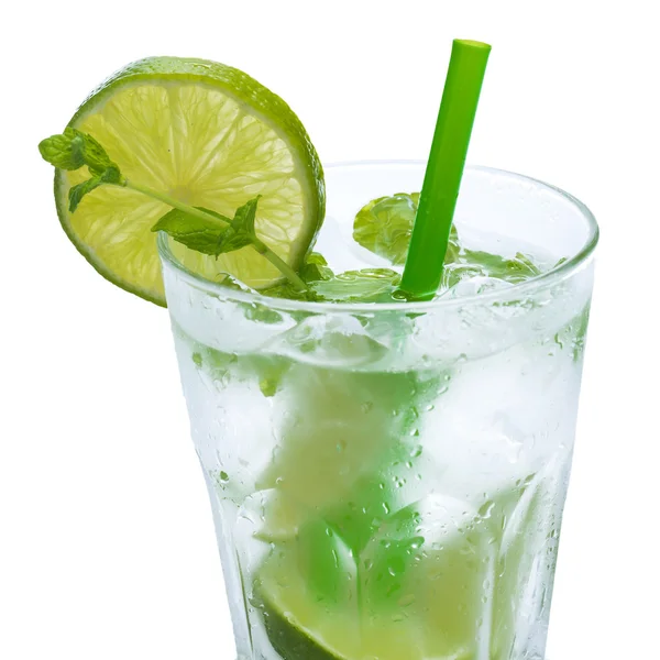 Fräsch drink med lime och mynta — Stockfoto