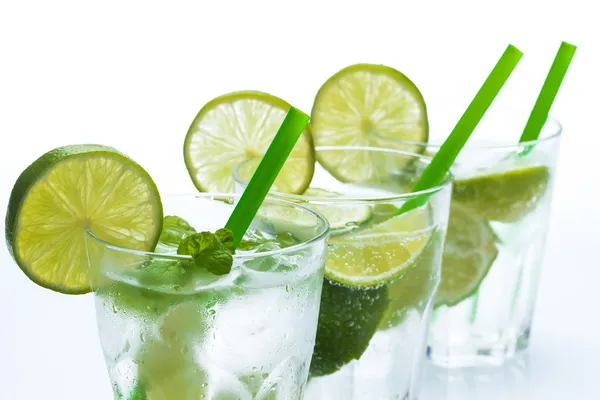 Fräsch drink med lime och mynta — Stockfoto