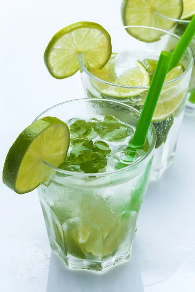 Boisson fraîche au citron vert et menthe — Photo