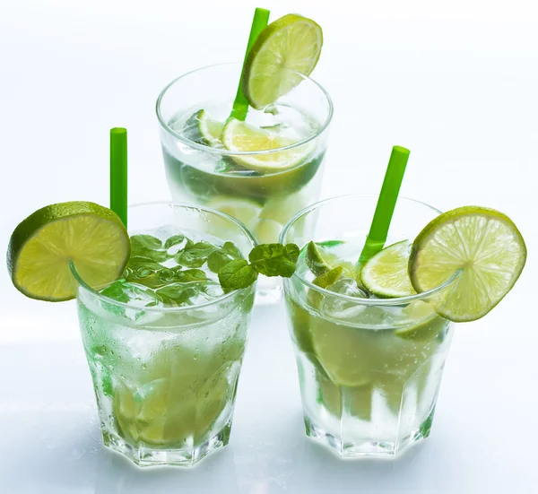 Fräsch drink med lime och mynta — Stockfoto