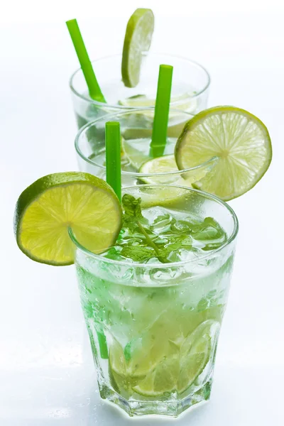 Bebida fresca con lima y menta — Foto de Stock