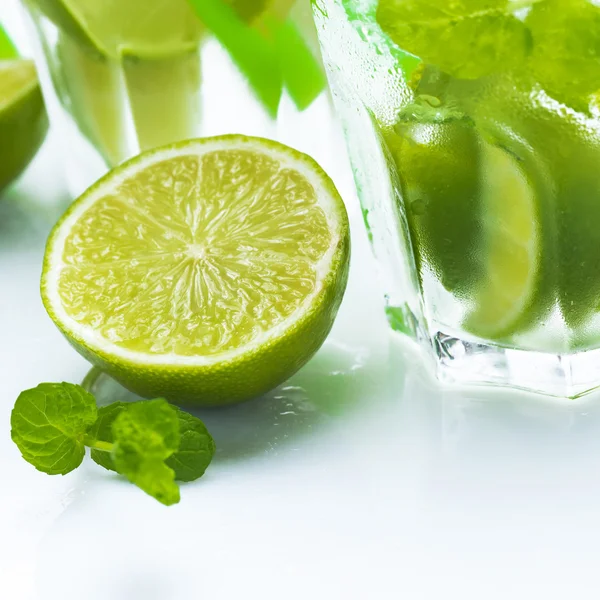 Fräsch drink med lime och mynta — Stockfoto