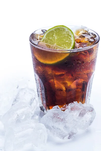 Cocktail fresco com bebida de cola e limão — Fotografia de Stock