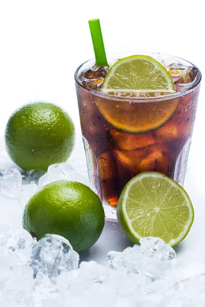 Taze kokteyl cola içecek ve limon ile — Stok fotoğraf