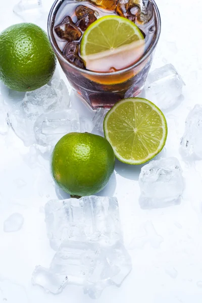 Cocktail frais avec boisson au cola et citron vert — Photo