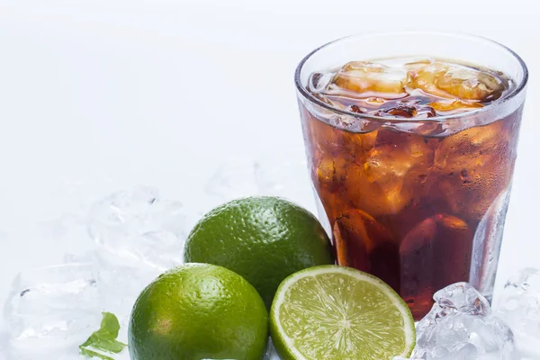 Cocktail fresco com bebida de cola e limão — Fotografia de Stock