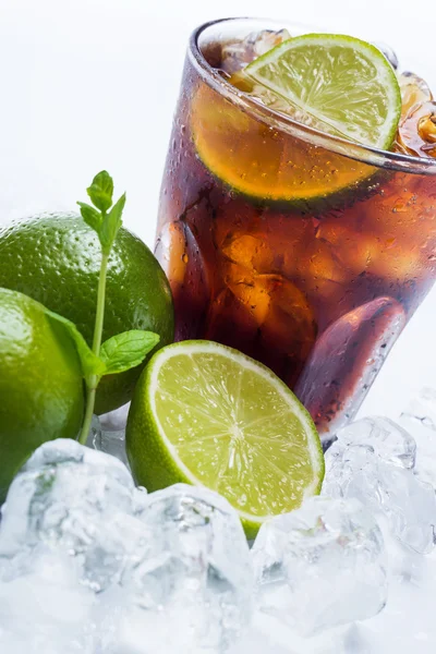 Cocktail frais avec boisson au cola et citron vert — Photo