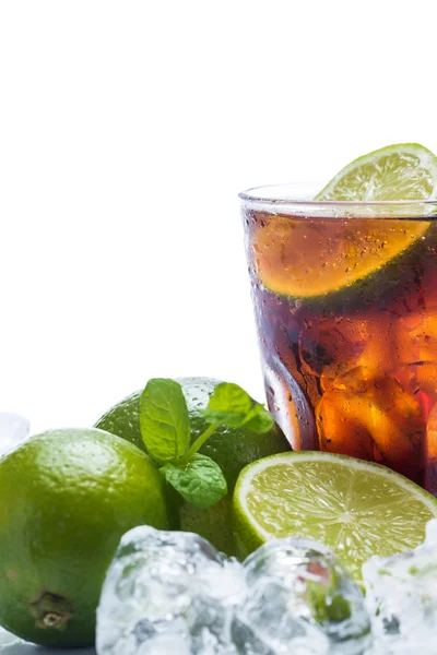 Cocktail proaspăt cu băutură de cola și var — Fotografie, imagine de stoc